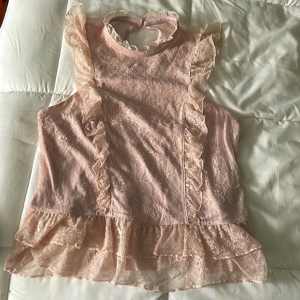 Beautiful lace/ruffle hem top from Express, in like new condition!